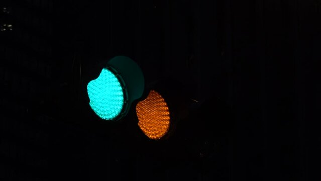 信号機　夜間