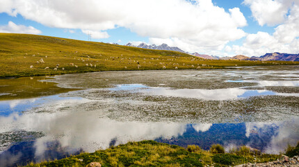 laguna con el reflejo de lo inmenso del cielo y nubes