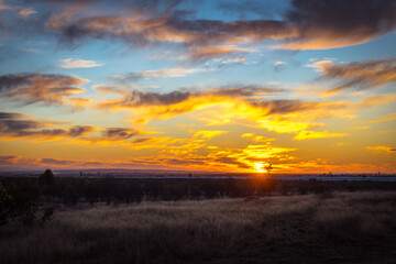 Obraz premium cold minus 3 degrees Celsius sunrise, Chinchilla, Queensland, Australia 