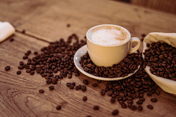 granos de cafe en taza