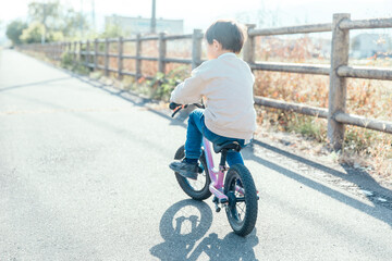 Naklejka premium 自転車にのって振り向く子ども Innocent child