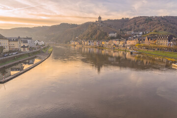 Obraz premium Sunset cityscape of Cochem Germany with view of Cochem castle and the moselle river