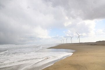 Fototapeta na wymiar 海岸の風力発電所　SDGs
