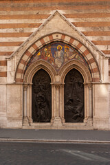 Fototapeta na wymiar Puerta doble arco iglesia Roma