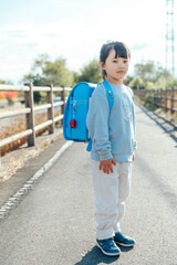 ランドセルを背負う女の子　school bag