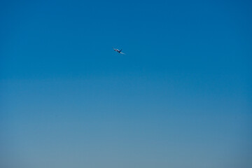 Fototapeta na wymiar 青空を飛ぶ飛行機