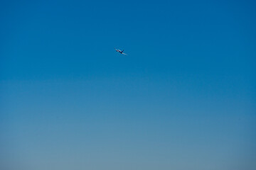 青空を飛ぶ飛行機