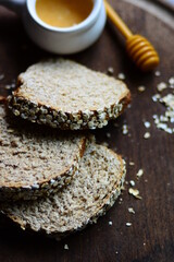 Tres rebanadas de pan integral casero con avena y miel , horneado, natural , 