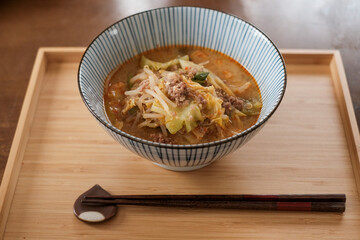 お盆の上のラーメンとお箸