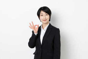 ショートヘアの日本人ビジネスウーマン