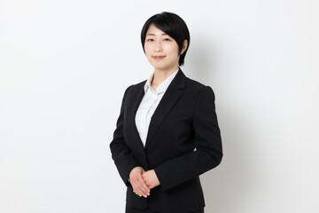 ショートヘアの日本人ビジネスウーマン