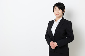 ショートヘアの日本人ビジネスウーマン