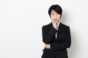 ショートヘアの日本人ビジネスウーマン
