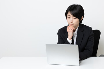 ショートヘアの日本人ビジネスウーマン