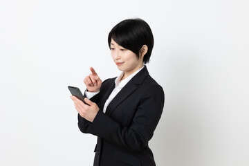 ショートヘアの日本人ビジネスウーマン