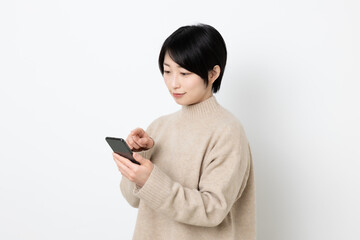 短い髪の日本人女性
