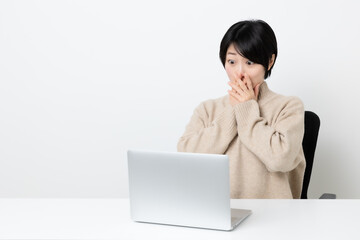 短い髪の日本人女性