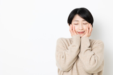 短い髪の日本人女性