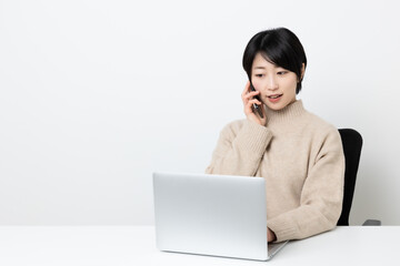 短い髪の日本人女性