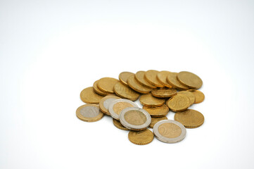 Einige benutzte Euro und Cent Münzen auf einem kleinen Haufen vor weißem Hintergrund