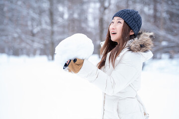 雪合戦をする女性（冬・笑顔）
