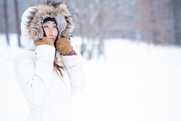 雪の中にいる女性（冬・手袋あり・横顔）
