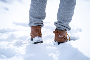 雪道を歩く（雪靴）
