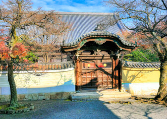 京都、妙顕寺の勅使門