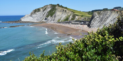Panorámica de un paisaje costero con acantilados. 