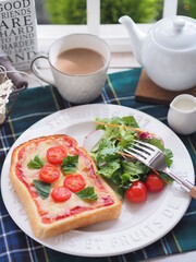 朝食 ピザ風トーストワンプレートでブレックファースト