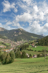 Fototapeta na wymiar Blick ins Grödnertal bei Sankt Ulrich (Ortisei),Südtirol,Italien