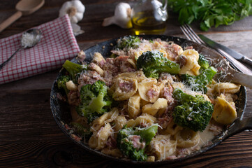 Tortellini with ham, parmesan cheese and broccoli