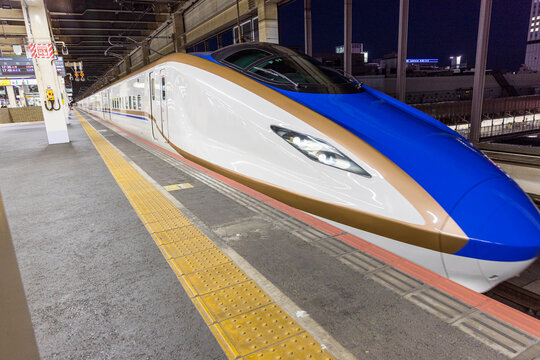 大宮駅を発車する北陸新幹線