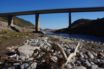 pont routier au dessus d'une rivière