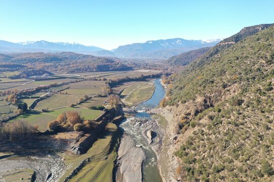 berges de la t&ecirc;t rivi&egrave;re des Pyr&eacute;n&eacute;es orientales vues a&eacute;riennes de drone