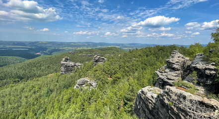 Blick über die Landschaft im Elbsandsteingebirge