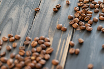 Kaffeebohnen auf einen schwarzen Holzuntergrund mit Musterung