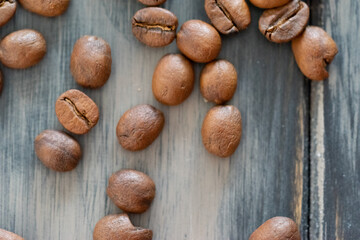 Kaffeebohnen auf einen schwarzen Holzuntergrund mit Musterung