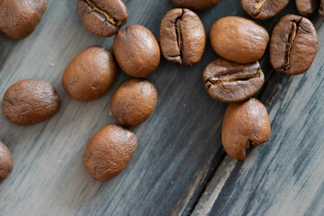 Kaffeebohnen auf einen schwarzen Holzuntergrund mit Musterung