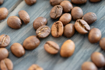 Kaffeebohnen auf einen schwarzen Holzuntergrund mit Musterung