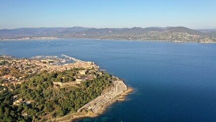 Fototapeta na wymiar survol du port de Saint-Tropez sur la french Riviera dans le Var, sud de la France