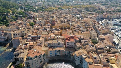 Fototapeta premium survol du port de Saint-Tropez sur la french Riviera dans le Var, sud de la France
