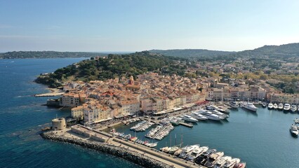 Fototapeta na wymiar survol du port de Saint-Tropez sur la french Riviera dans le Var, sud de la France