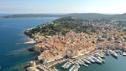 Obraz premium survol du port de Saint-Tropez sur la french Riviera dans le Var, sud de la France