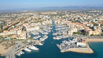 Fototapeta premium survol du port de plaisance de Saint-Raphaël dans le Var et de la plage 