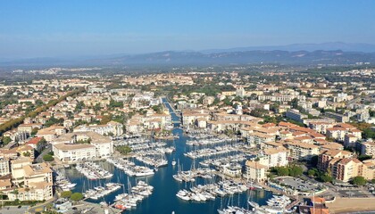 survol du port de plaisance de Saint-Raphaël dans le Var et de la plage	