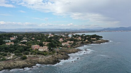 Fototapeta na wymiar survol de la côte d'Azur dans le Var entre Sainte-Maxime et Fréjus