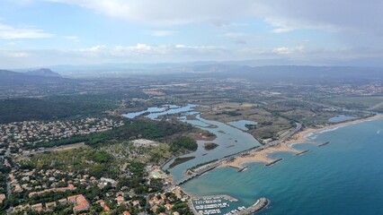 Fototapeta premium survol de la côte d'Azur dans le Var entre Sainte-Maxime et Fréjus