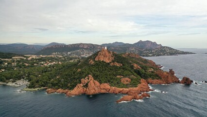 Fototapeta premium survol de cap Esterel de l'île d'Or et du cap Dramont, côte d'Azur, french riviera