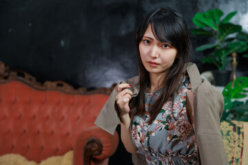 Fototapeta premium 日本人女性 ソファー 黒背景